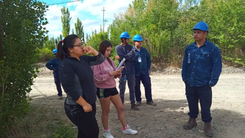 Vecinos del loteo de Empleados de Comercio, en calle Ecuador al 2500, denunciaron este lunes que se intenta interrumpir el suministro eléctrico en el barrio. Foto gentileza