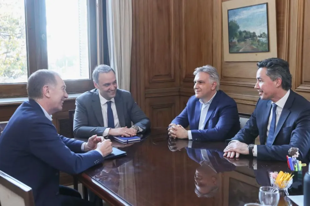 Manuel Adorni y Diego Santilli en una reunión con Martín Llaryora, gobernador de Córdoba.