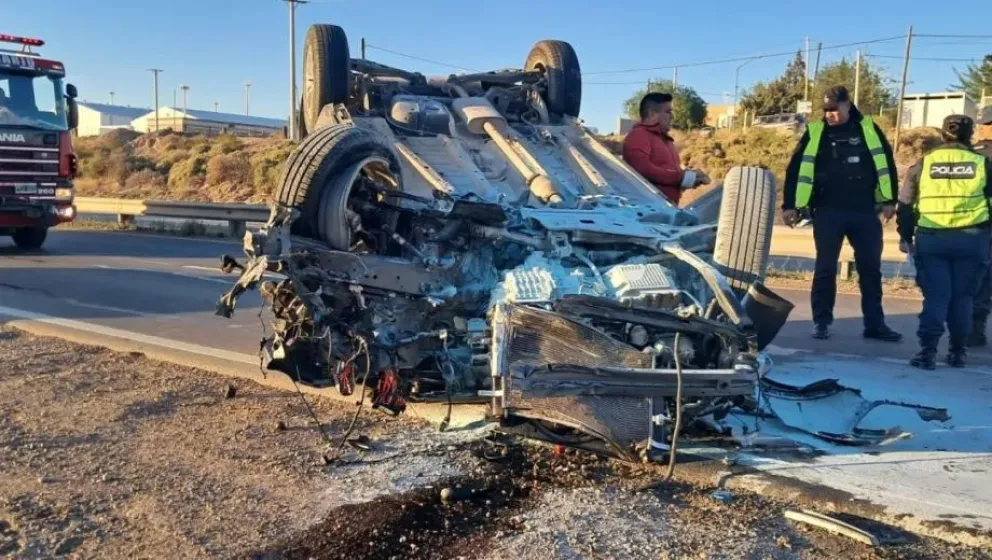 El siniestro vial ocurrió esta mañana en la zona cercana a la estación Puma en Centneraio. Foto gentileza Tránsito Vaca Muerta