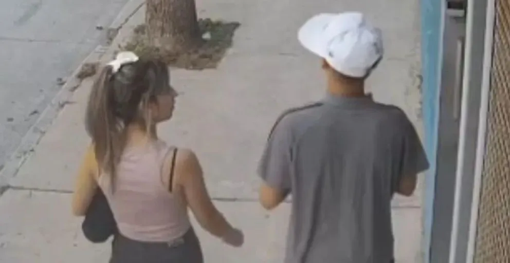 La pareja caminaba por la calle 20 de Junio y prendió fuego plantas en las puertas del CIATI. Foto: captura de video.