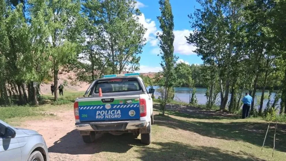 Efectivos de la subcomisaría de Las Perlas se sumaron a la búsqueda del joven. Foto: Policía de Río Negro.
