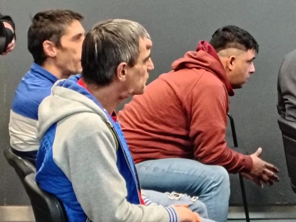 Maximiliano Lagos (de campera color ladrillo), no fue encontrado en el domicilio que declaró. Definen si lo declaran en rebeldía. Foto: archivo.