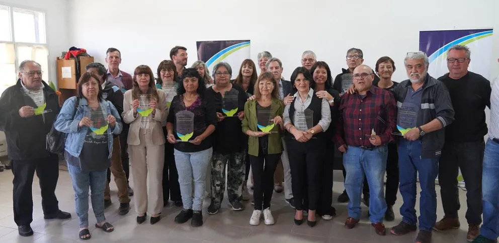 Un reconocimiento a los empleados municipales que cumplieron 25 años de servicio y a quienes se jubilan. Foto: Prensa Municipalidad.