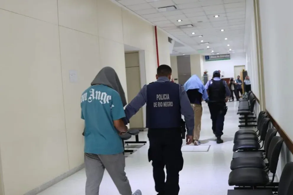 Los cinco integrantes de la "banda de las entraderas" fueron detenidos ayer, luego de varios allanamientos simultáneos realizado por la policía rionegrina. Foto: Tania Domenicucci - ANR.