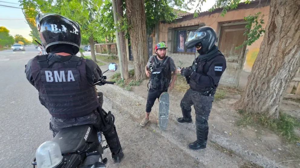 El sujeto tenía pendiente una orden de captura formulada el 31 de octubre pasado. Quedó detenido en la Unidad 43. Foto: Policía de Río Negro.