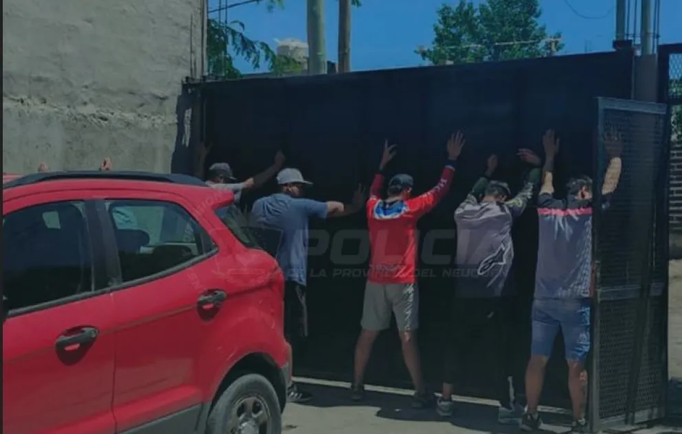 Durante el operativo la policía detuvo a cinco personas relacionadas con los hechos investigados. Foto: Policía de Neuquén.