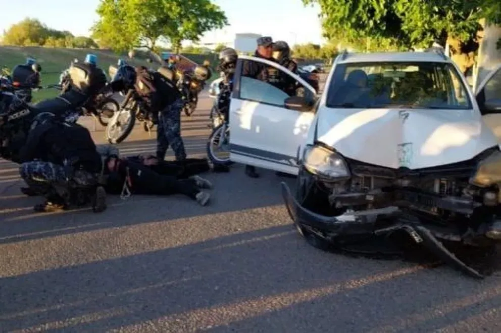El conductor del Cross Fox atropelló al inspector en Avenida Argentina y Belgrano, de Neuquén capital; luego intentó escapar y terminó chocando contra un poste muy cerca de los puentes carreteros.