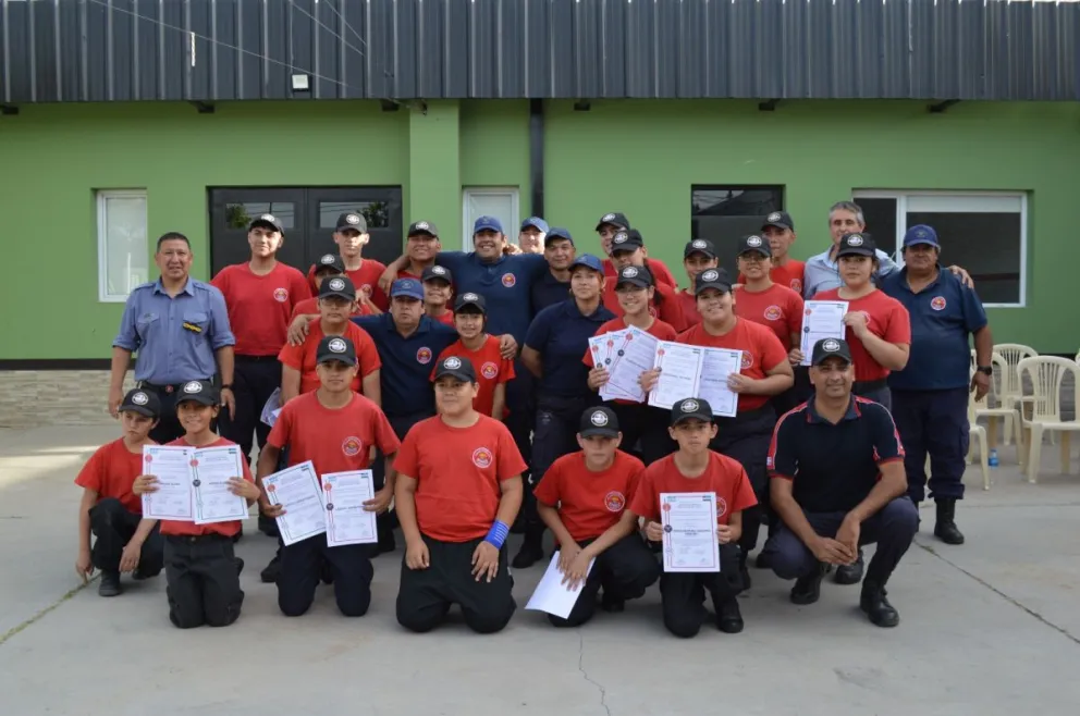 Nuevos aspirantes y ascensos en la Escuela de Cadetes “Roberto Florit". Foto gentileza Claudia Florit,  fotógrafa de  Bomberos Voluntarios Cipolletti