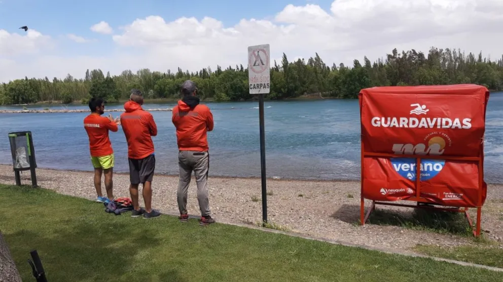 Tragedia y rescate en el primer día de temporada en los balnearios de Neuquén. Foto gentileza