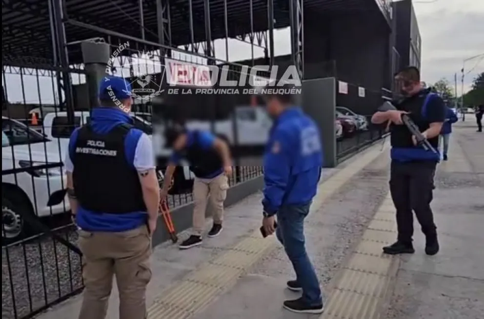 La justicia investiga una presunta estafa cometida con la venta de vehículos. Se realizaron allanamientos simultáneos en Neuquén y en Buenos Aires. Foto: Policía de Neuquén.