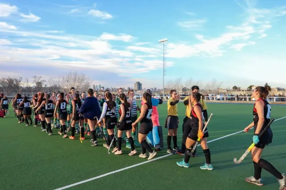 Un momento deportivo: la rivalidad de Marabunta e Independiente de Neuquén. Un hecho que sobrepasó los límites con el agravio a una jugadora del "verde" cipoleño. Foto: gentileza.