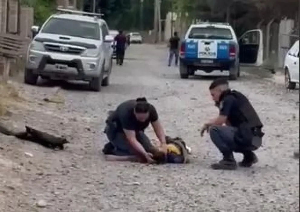 Los policías asistieron de inmediato a la menor mientras esperaban la ambulancia. Foto captura gentileza Rigo Castaño