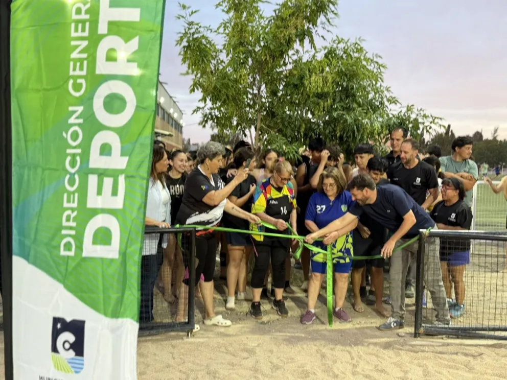 Inauguraron nuevas canchas de beach vóley en Cipolletti: arena profesional, tribunas y luminarias tipo estadio. Foto Prensa Municipalidad de Cipolletti