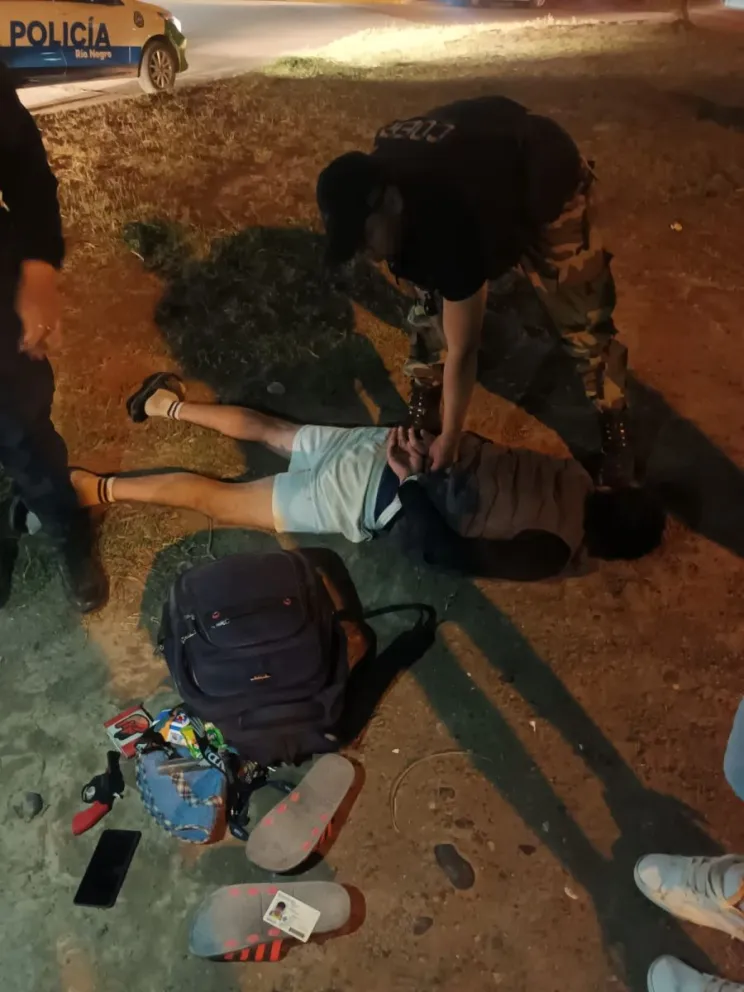 Réplicas, droga y $300 mil: el operativo que terminó con dos demorados en Oro. Foto gentileza