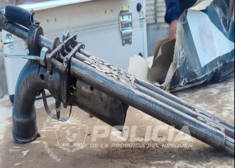 Una "tumbera" más sofisticada que las habituales: tres caños que cargan munición de calibre 22. Foto: Policía de Neuquén.