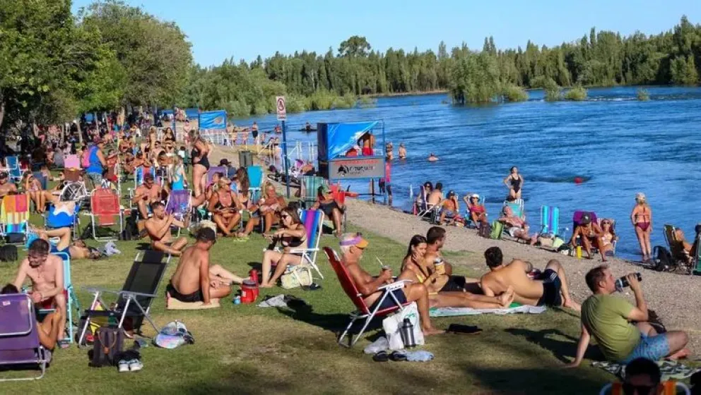 Según detalló, la jornada del domingo dejó un dato impactante: Neuquén Capital fue la ciudad más calurosa del país, con 36°C, y eso se tradujo en una masiva asistencia a las costas del Limay. Foto gentileza
