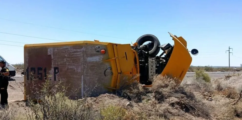 El camión blindado terminó volcando a un costado de la ruta. El conductor tuvo que ser rescatado por los bomberos. Foto: gentileza Catriel25 Noticias.