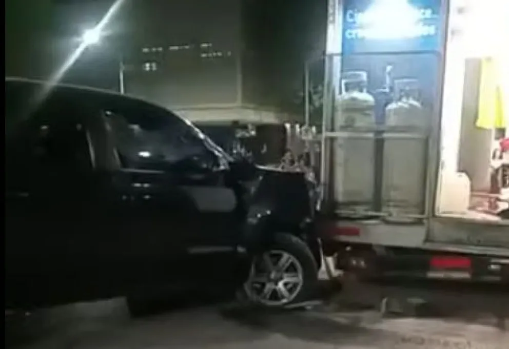 La camioneta terminó chocando contra el carrito panchero en la esquina del Paseo de la Familia. Foto: gentileza Horacio Caram.