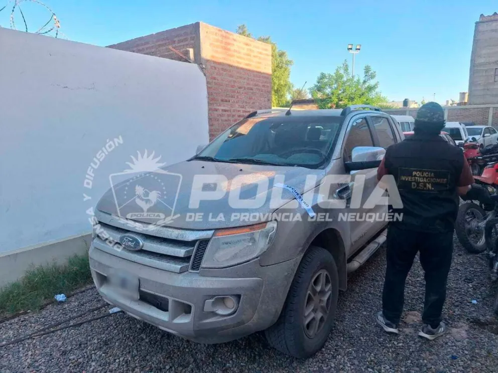 Durante el allanamiento se secuestró la camioneta utilizada durante el atraco. Foto: Policía de Neuquén.