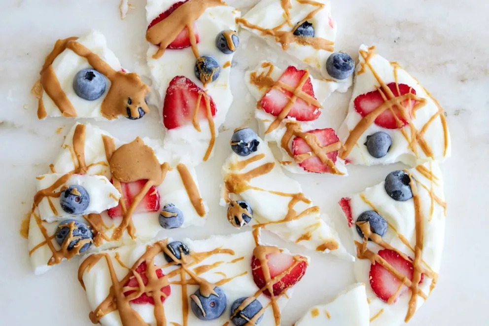 Yogurt bark hechas en casa.