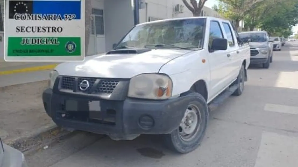 La camioneta Nissan fue trasladada a las dependencias de la Unidad 32, hasta finalizar los trámites administrativos para llevarla a Neuquén. Foto: Policía de Río Negro.