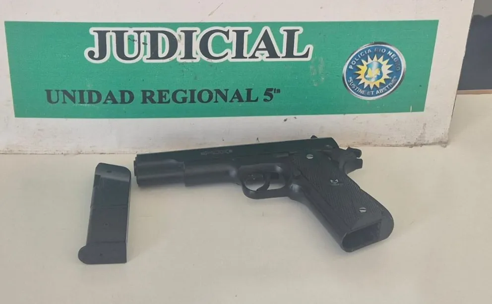 La pistola con la que intimidó a los vecinos resultó de utilería. Fue secuestrada y quedó a disposición de la justicia. Foto: Policía de Río Negro