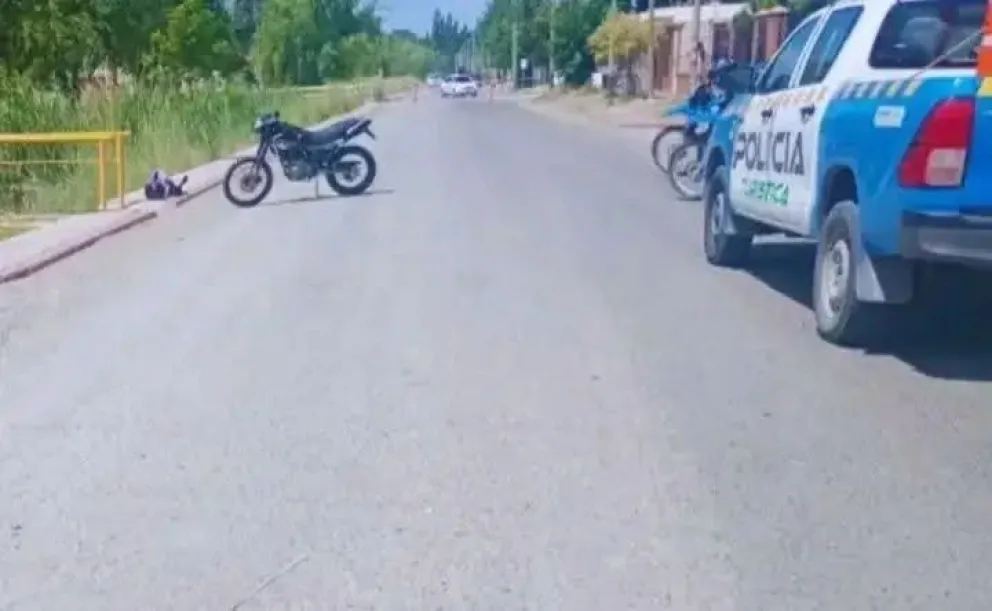 Tras el impacto inicial, la moto cayó al pavimento. Foto: gentileza