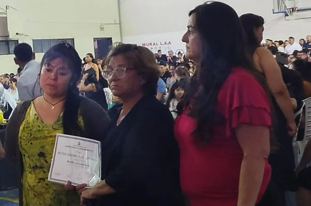 Emoción, tristeza, angustia. Todos los estados de ánimo posible para la mamá de Luciana, Lila Aguerre; y la abuela Mirta, durante la ceremonia de colación que se hizo anoche. Foto: gentileza.