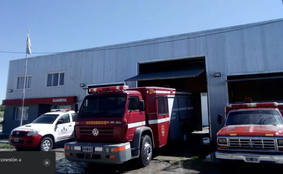 Los bomberos de Las Perlas acudieron en ayuda del automovilista que se había quedado en un camino de difícil acceso. Foto: archivo.