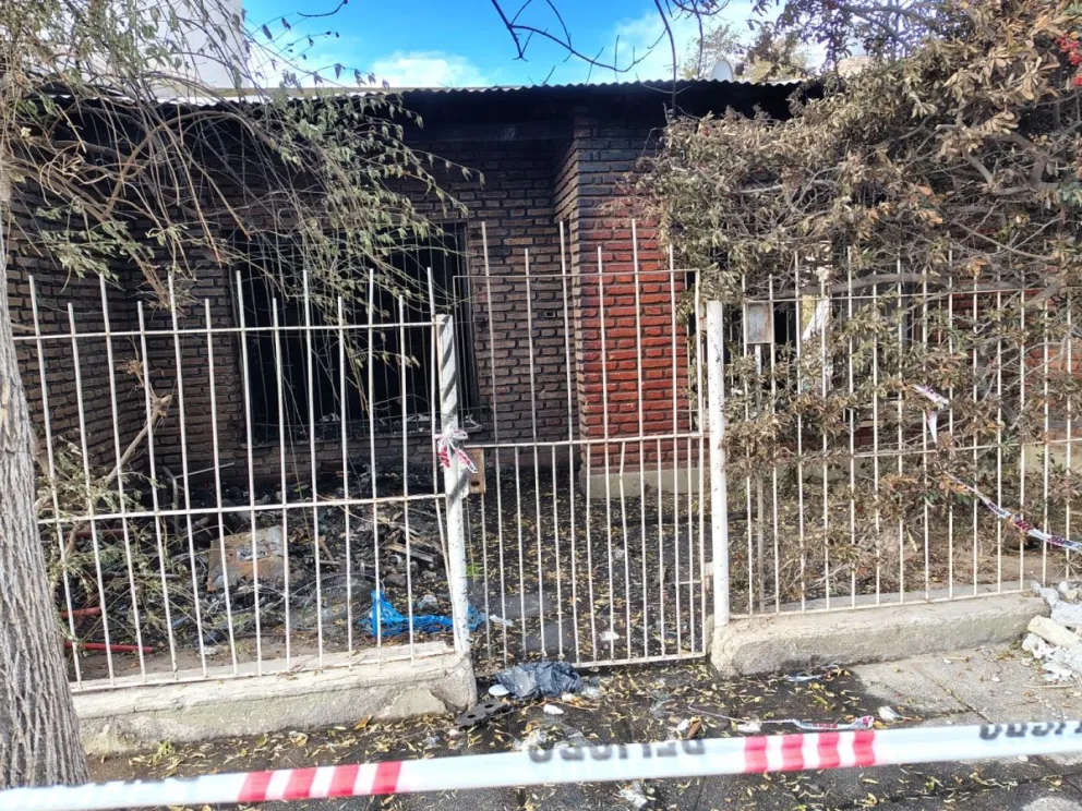 La casa fue incendiada a propósito. Así lo determinó la pericia de Bomberos. Permanece con custodia. Foto: Cipo360.