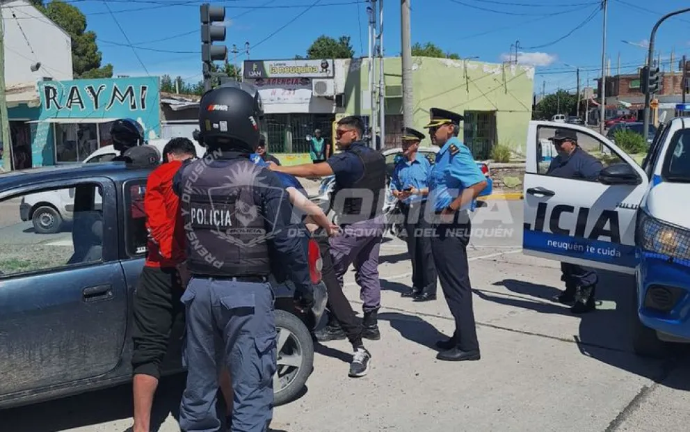 El auto fue interceptado en una esquina del barrio San Lorenzo, de Neuquén. Portaban un arma de grueso calibre. Foto: Policía de Neuquén.