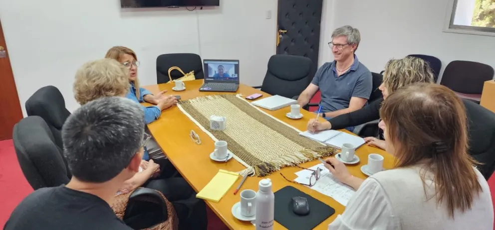 Los gremios con actividad en la Universidad, la rectora y el vicerrector acordaron un bono para los trabajadores de menores ingresos. Foto: Prensa UNComa.