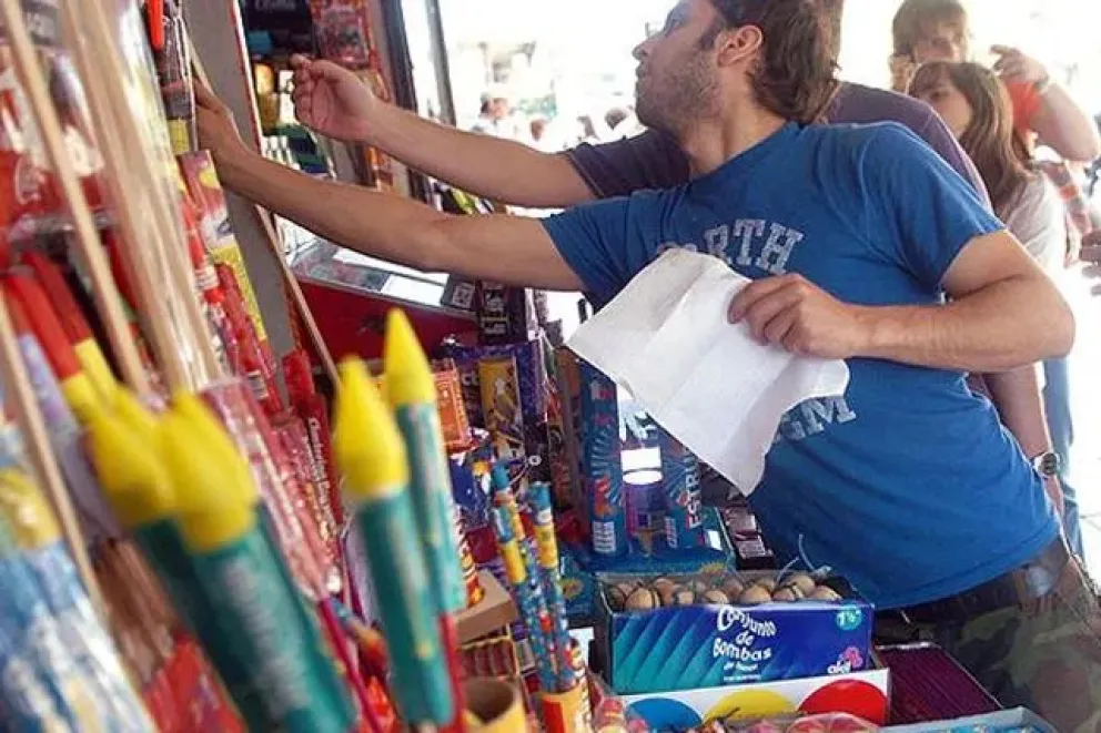 Una imagen de otros tiempos: la venta de pirotecnia lumínica y sonora está prohibida por ordenanza en toda la ciudad. Foto: archivo.