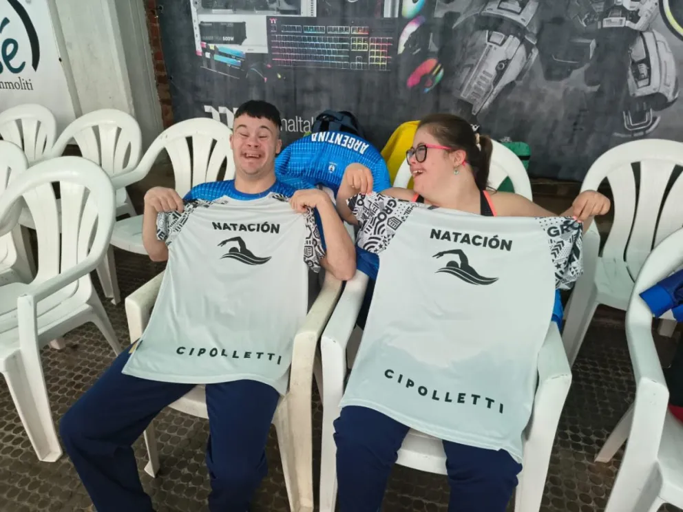 Ernesto y Amparo, nadadores del Club Cipolletti, están invitados a participar en el Tercer Open Internacional de Natación Paralímpica COPAR 2025. Foto gentileza