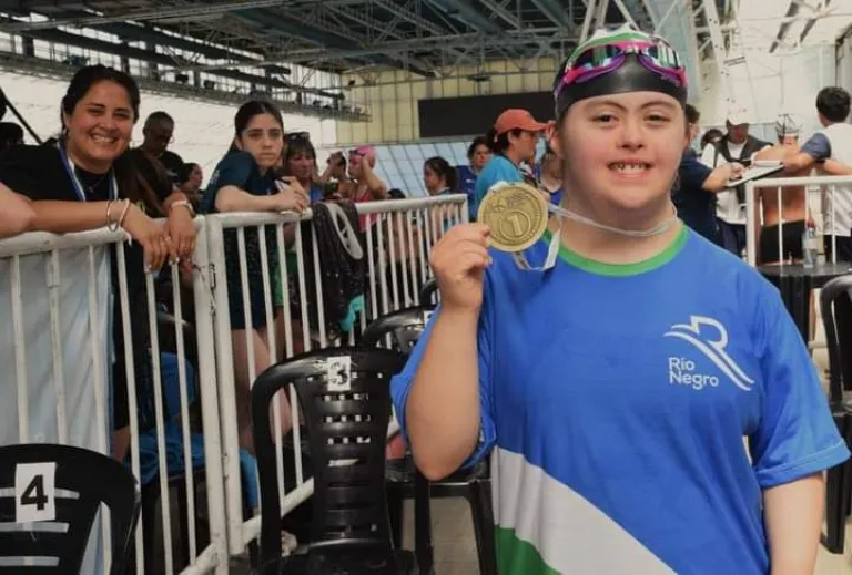 Amparo orgullosa con su medalla