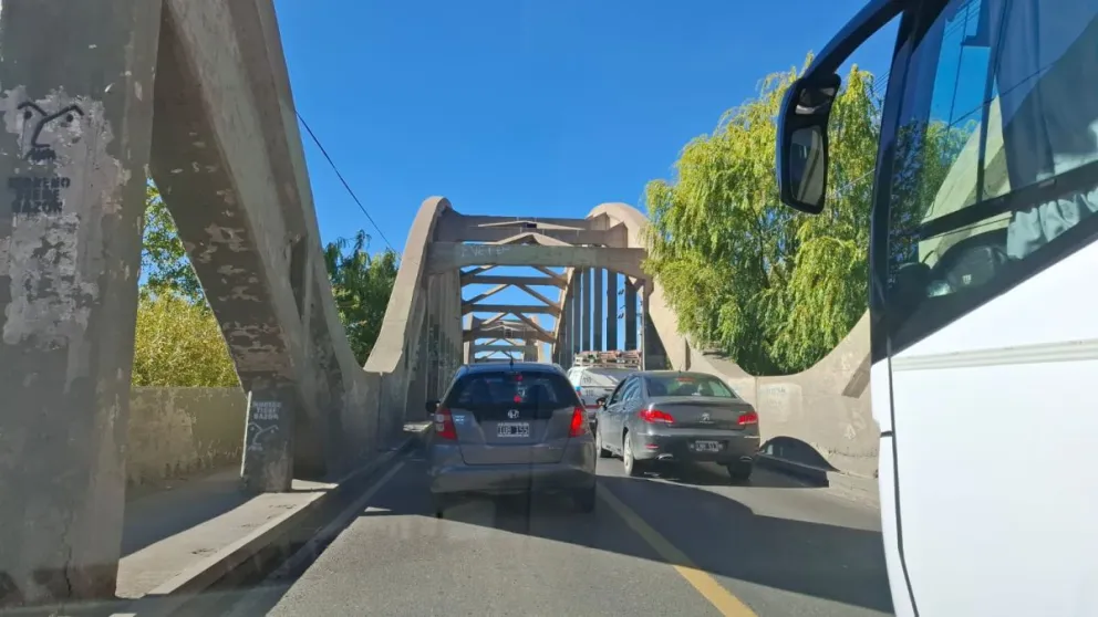 El puente carretero que une las ciudades de Neuquén y Cipolletti será una de las vías más complicadas para transitar este miércoles. Foto Cipo360