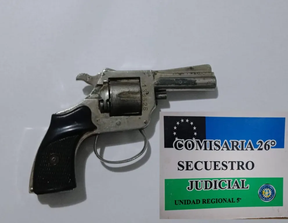 El revolver calibre 22 fue entregado por el sujeto en la comisaría 26. Siguen las actuaciones por amenazas agravadas por el uso de arma de fuego. Foto: Policía Río Negro.