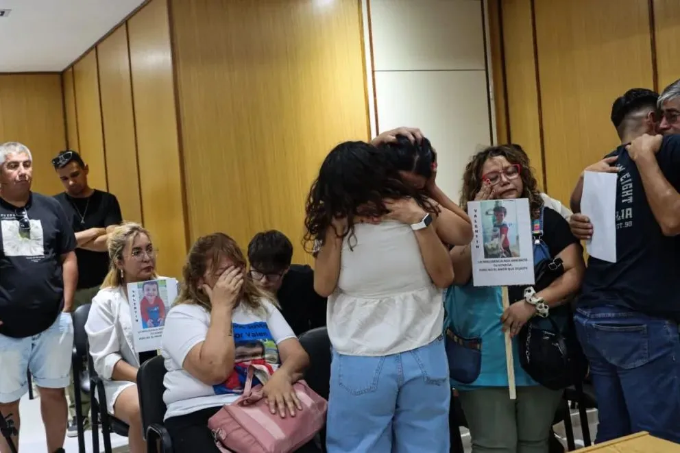 “Luego de escuchar la declaración de culpabilidad, la familia compartió un instante de desahogo y tristeza.”
Foto: Tania Domenicucci-ANR