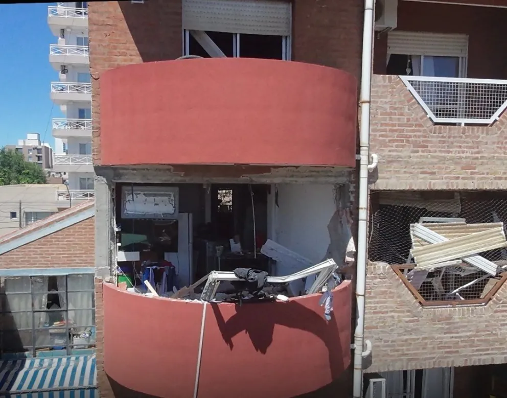 Bomberos detalló el operativo tras la explosión que sacudió un edificio del centro oeste neuquino. Foto Alerta Digital