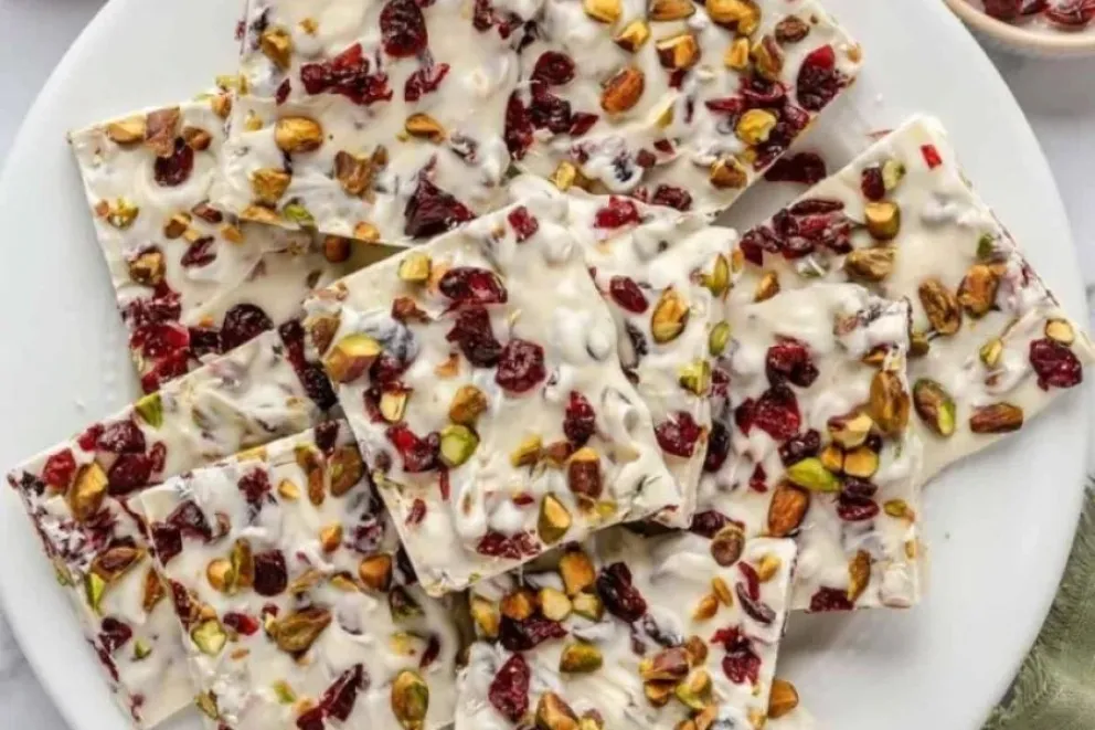 Barras de chocolate blanco con arándanos y pistachos.