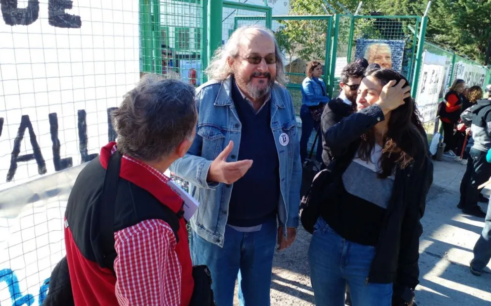 Walter Pérez (centro), había sufrido una descompensación cardíaca en octubre y no se pudo recuperar. Había asumido la responsabilidad de presidir la APDH Neuquén.