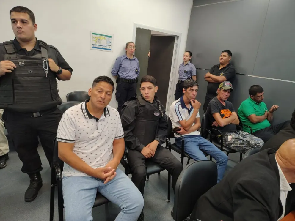 De izquierda a derecha: Antilaf; un policía de custodia; Jafri, Cau y Lagos. Fueron absueltos por un Tribunal de Impugnación. Foto: Cipo360.