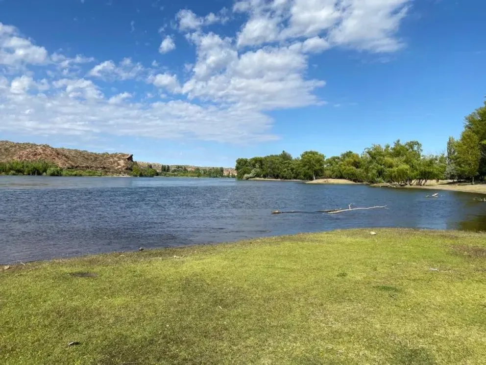 El río Negro siente el impacto de los bajos caudales que llegan a la Confluencia. Foto: archivo.