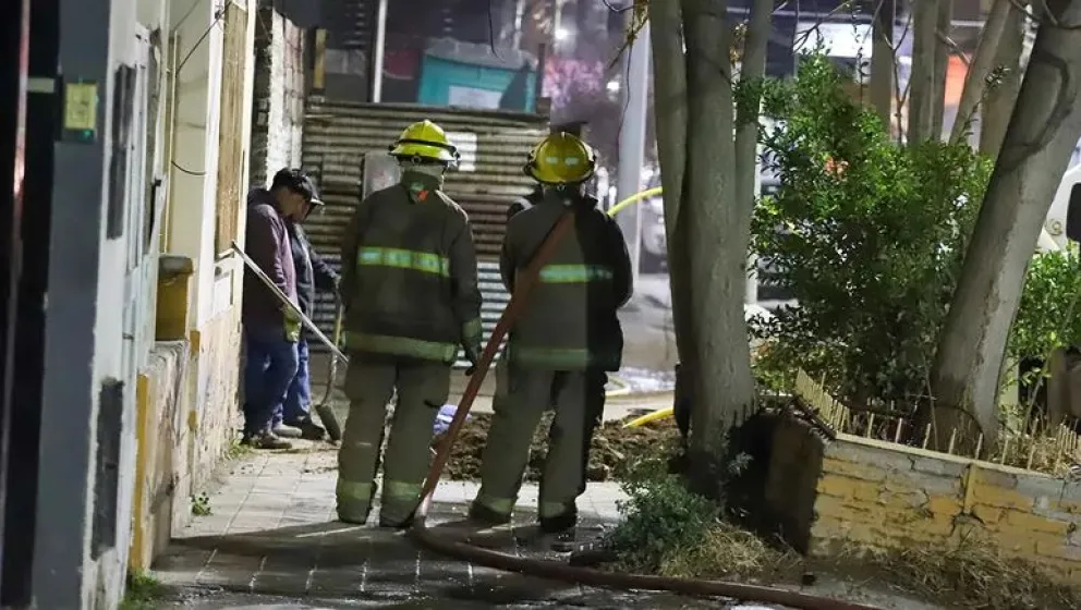Entre los Bomberos y el personal de Camuzzi lograron contener un escape de gas que se produjo en el centro. Foto: archivo.