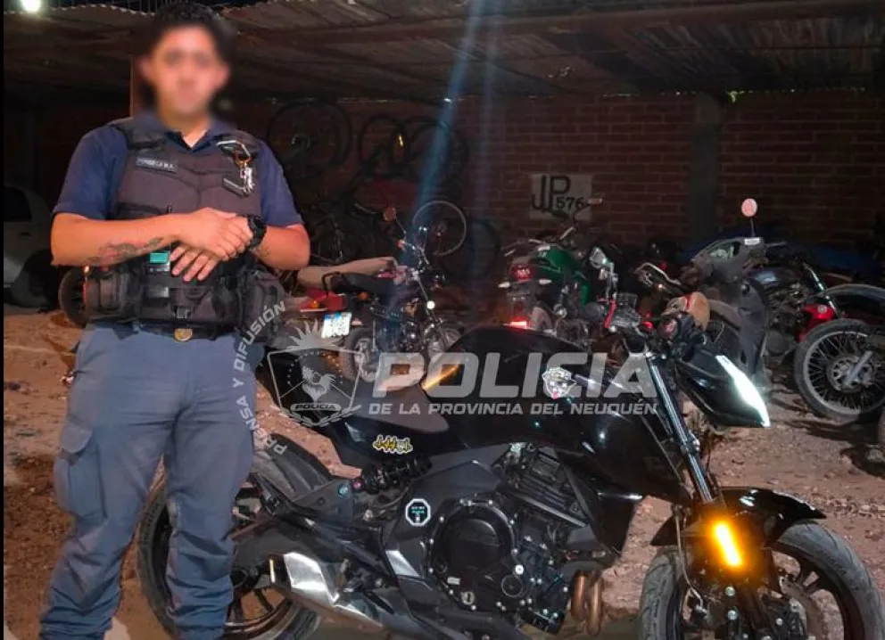 La moto quedó secuestrada y se iniciaron los trámites para su devolución. Los jóvenes, con una causa por encubrimiento y resistencia a la autoridad. Foto: Policía de Neuquén.