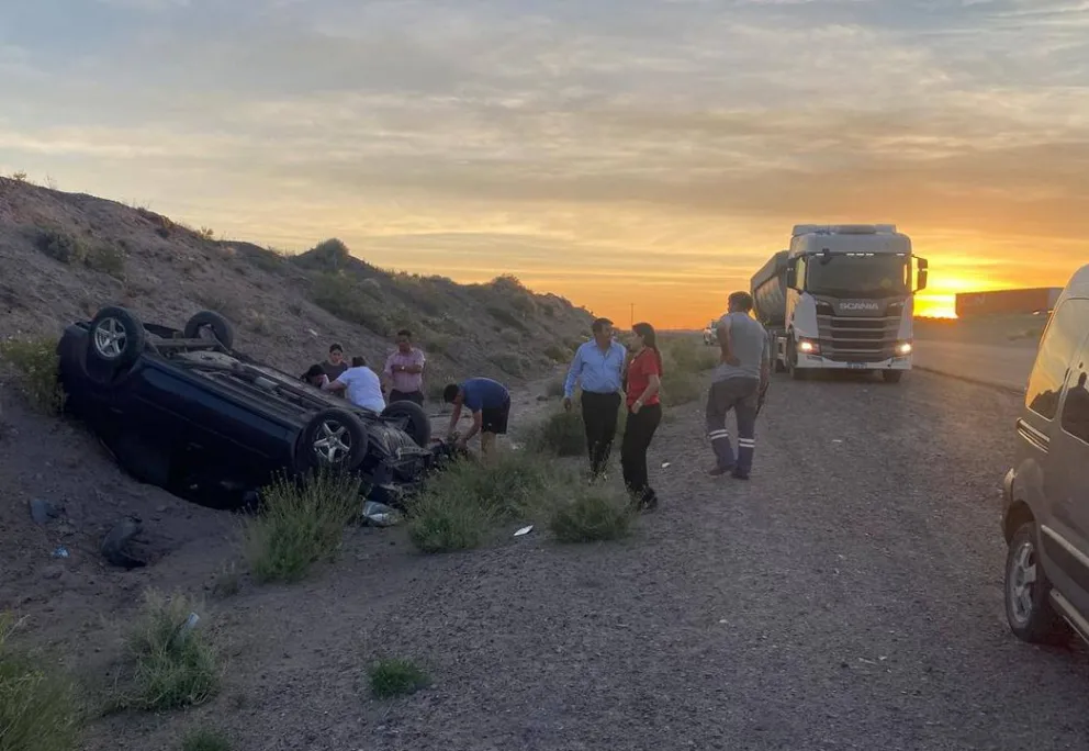El Chevrolet Logan quedó volcado al costado de la ruta 151. Los pasajeros resultaron ilesos. Foto: Gentileza Catriel 25.