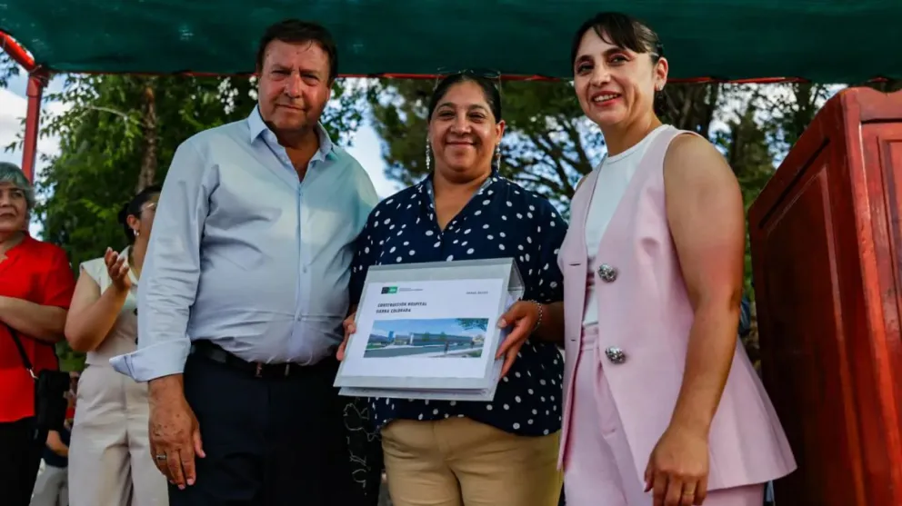Weretilneck e Ignacio firmaron el contrato para construir el nuevo hospital. Foto: Ezequiel Floridia / Gobierno de Río Negro