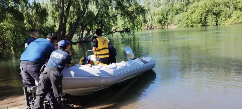 Un equipo de bomberos a bordo de un bote semi rígido realiza una búsqueda por el agua en el río. Foto: archivo.