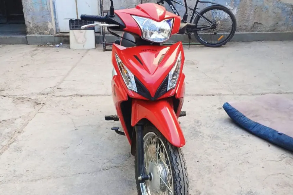 Minutos después del robo, los delincuentes ya estaban desarmando la moto para vender las piezas. Foto: Policía Río Negro.