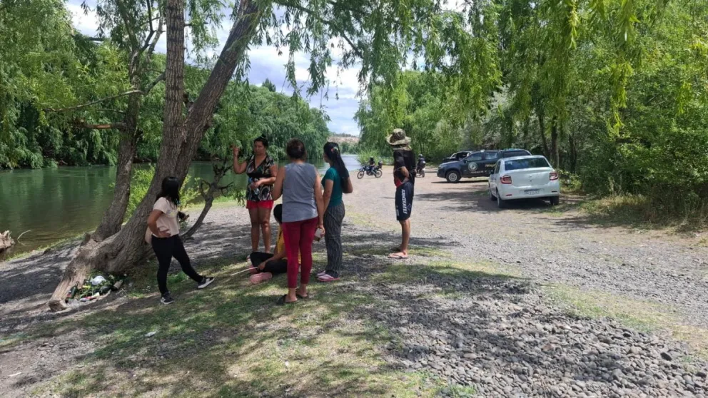 La familia, amigos acompañan a la mamá de Thiago que no se ha movido de la orilla a la espera de novedades de su hijo. Foto Daniela Luján para Cipo360